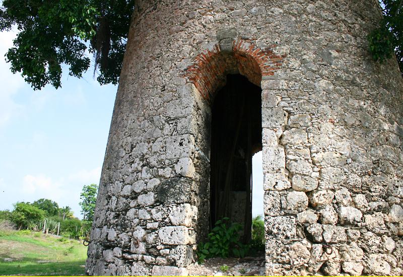 Moulin de Beaufond - Anse-Bertrand : baie en pierres et briques