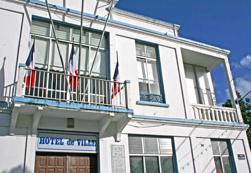 Hôtel de Ville - Morne-à-l'Eau : lignes sobres, symétrie