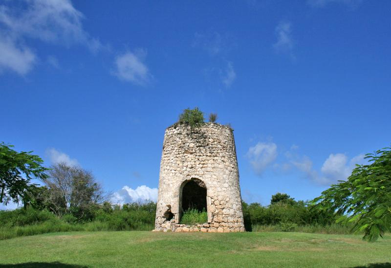 Moulin de Ménard - Saint-Louis. Ouverture principale, cintrée, en pierre de taille