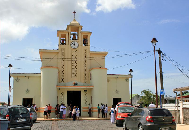 Guadeloupe, ville de Baie-Mahault, église Saint-Jean-Baptiste : sortie de messe le jour de l'Ascension