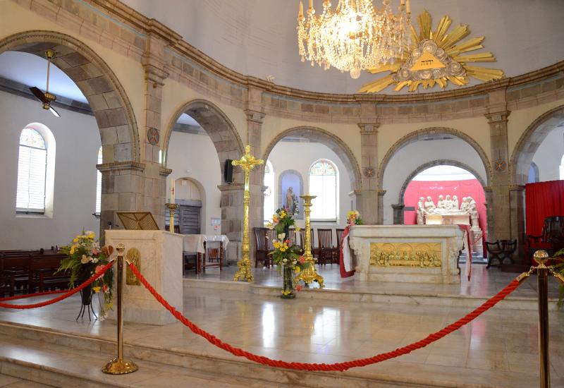 Cathédrale Notre-Dame de Guadeloupe - Basse-Terre : le chœur et son autel richement décoré