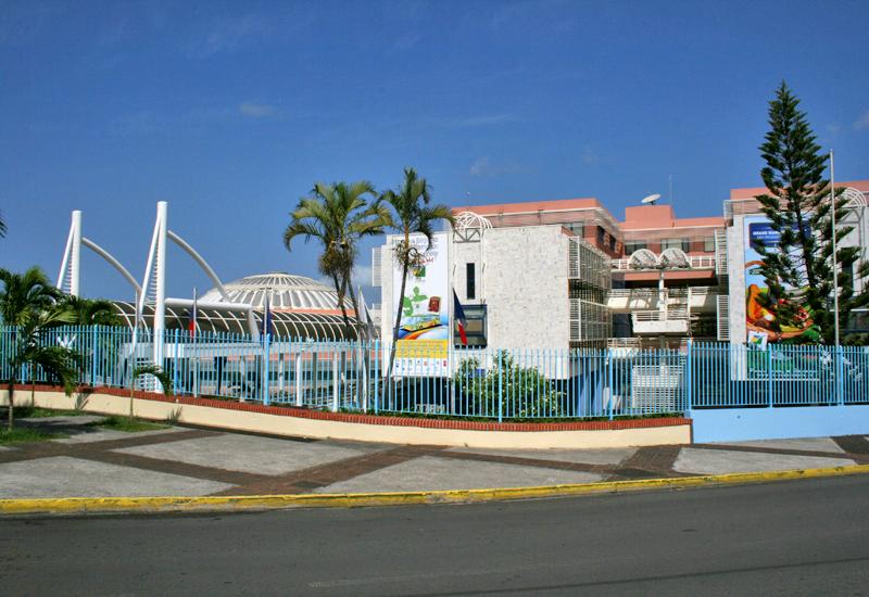 Le Conseil régional de la Guadeloupe vu de l'Allée Frantz Fanon