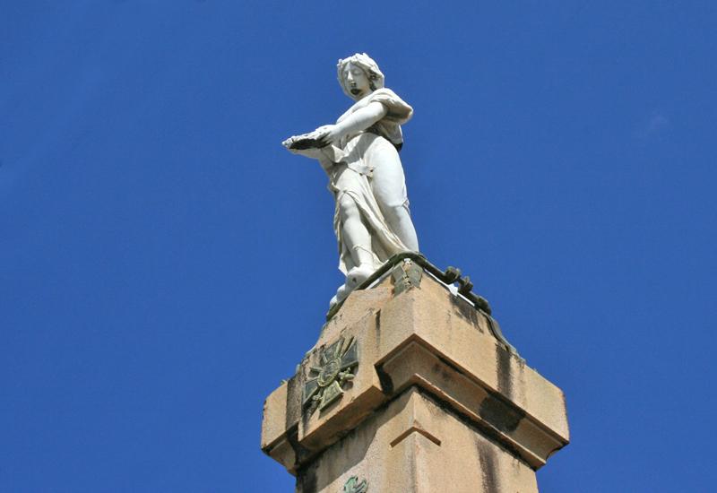 L' ange, qui a perdu ses ailes lors d'un cyclone, tient la couronne de lauriers