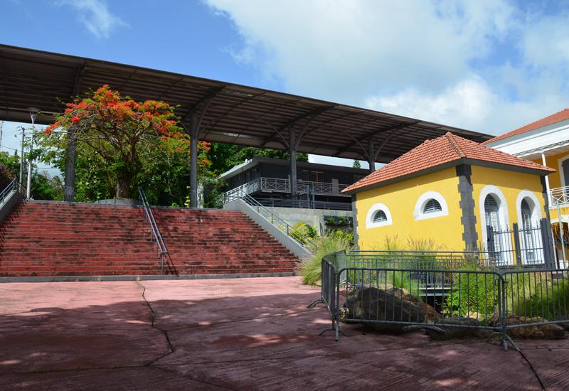 Les bâtiments accueillent le campus de l'université des Antilles et de la Guyane 